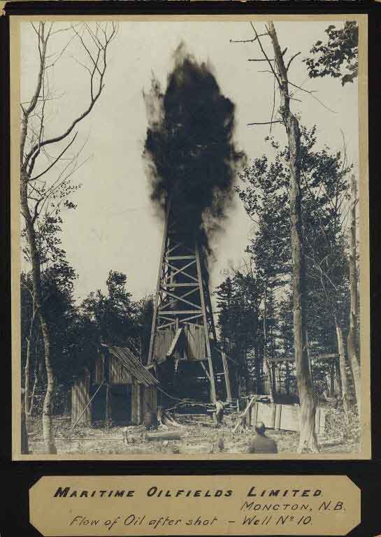 Photographie noir et blanc d’un jet de pétrole après la découverte d’un gisement