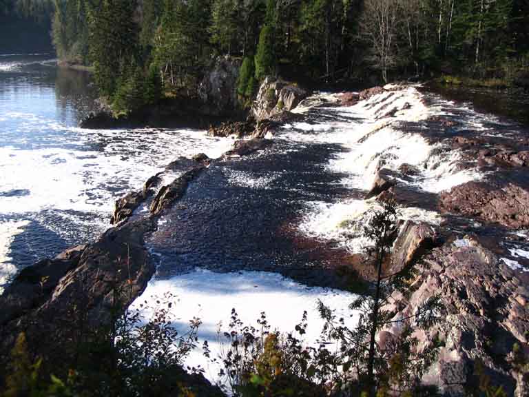 Photographie couleur d’une chute d’eau avec corniches rocheuses