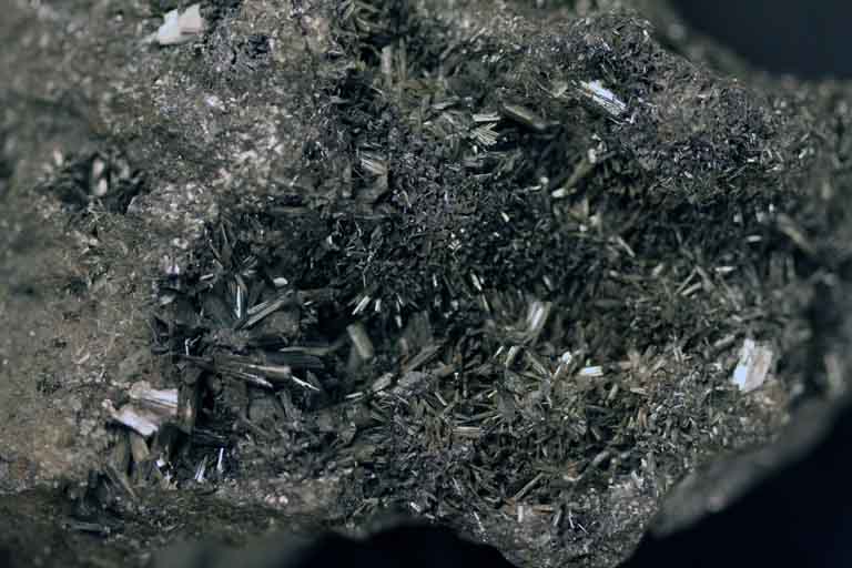 Image couleur de roche noire aux extrémités cristallisées