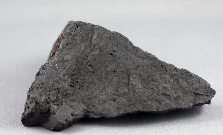 Image couleur de roche noire triangulaire avec plusieurs pores