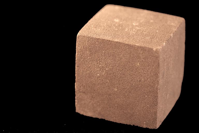Photographie couleur d’un cube de grès rouge