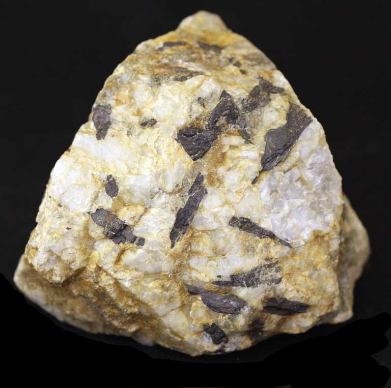 Image couleur d’une roche jaune avec taches et marques noires et blanches
