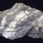 Image couleur d’une roche grise avec bandes blanches diagonales