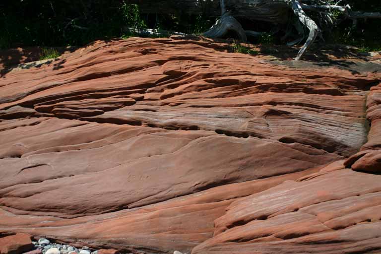 Photographie couleur d’une roche en grès rouge