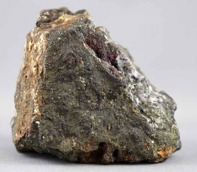 Image couleur de roche brune avec taches blanches, jaunes et vertes