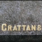 Image couleur de roche noire portant l’inscription gravée H. &amp; SONS McCRATTAN