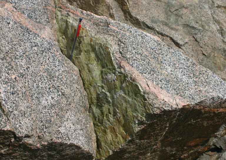 Image couleur de roche grise avec un crayon comme valeur d’échelle