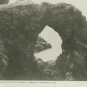 Carte postale noir et blanc montrant une arche rocheuse trouée en son centre, près du rivage