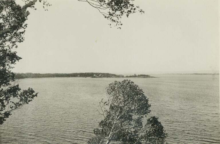 Photographie noir et blanc de la baie et de l’île au loin