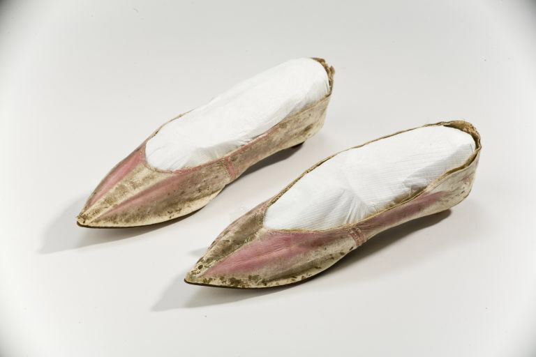 Image couleur de souliers rose et brun pointus à talon plat