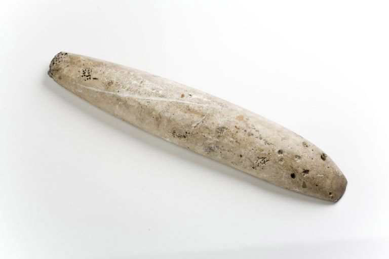 Image couleur d’un outil de pierre long et mince