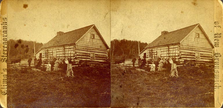 Stéréogramme noir et blanc montrant une maison en bois rond, des souches d’arbres et des gens