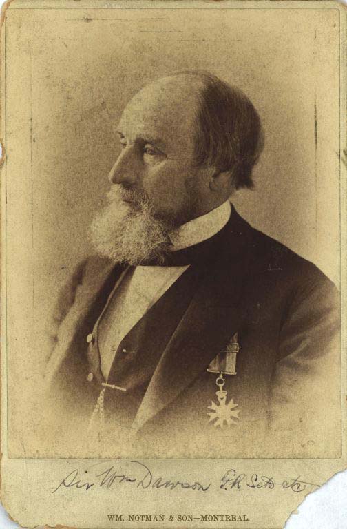 Photographie noir et blanc d’un homme barbu en costume