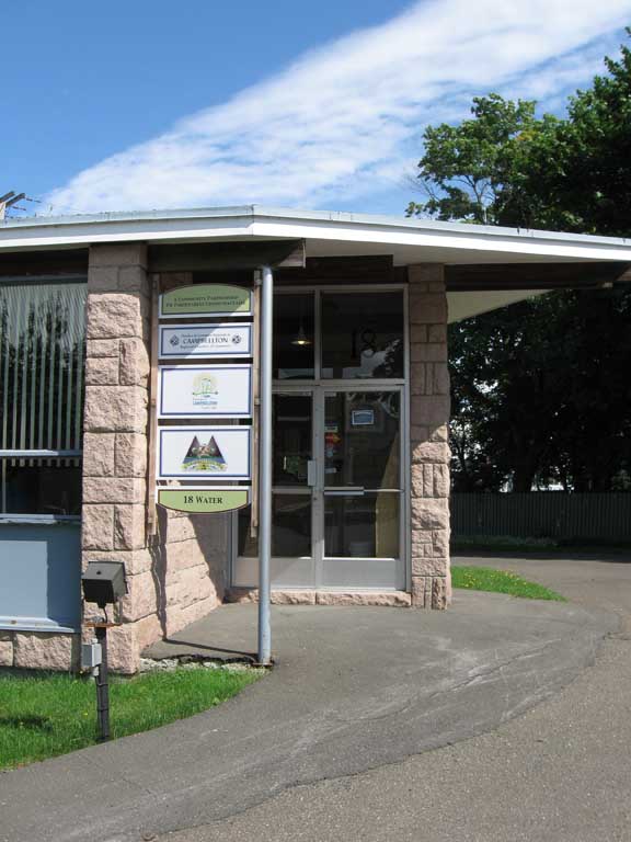 Photographie couleur d'un édifice moderne avec blocs de parement extérieurs en pierre