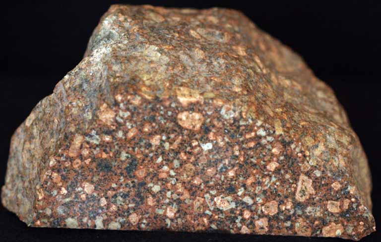 Image couleur de roche brune tachetée de noir et de jaune