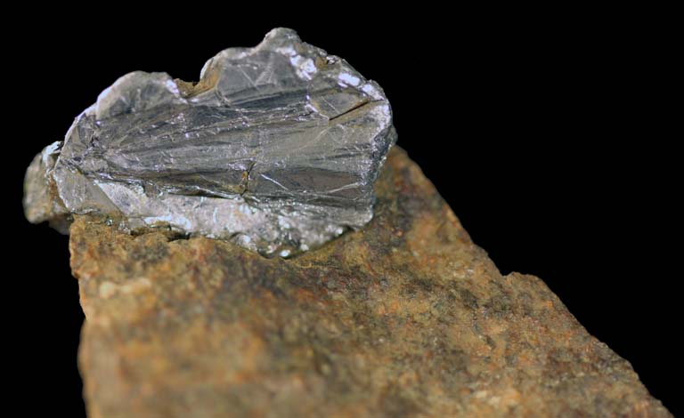 Image couleur de roche brune avec pointe supérieure de roche grise luisante