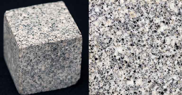 Double image couleur : bloc de roche carré gris moucheté de noir, blanc et gris