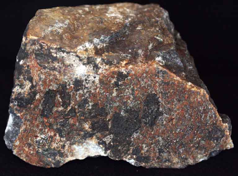 Image couleur de roche brune avec taches noires, blanches et grises