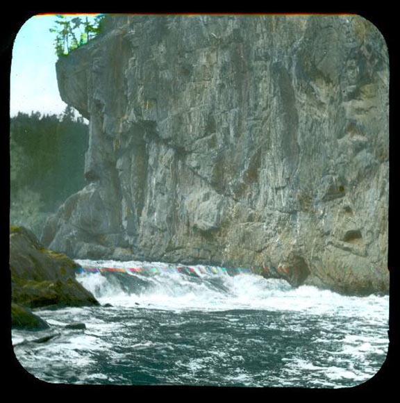 Image couleur d’une rivière et d’une falaise rocheuse