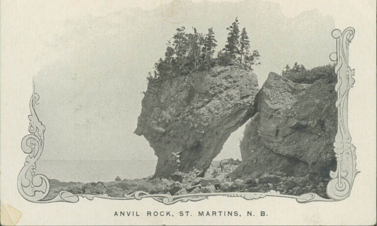 Photographie noir et blanc d’une falaise rocheuse sur le rivage
