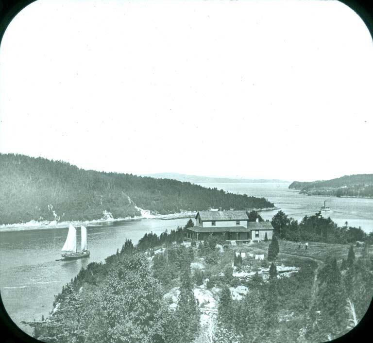 Image couleur du fleuve, de voiliers et d’une colline 