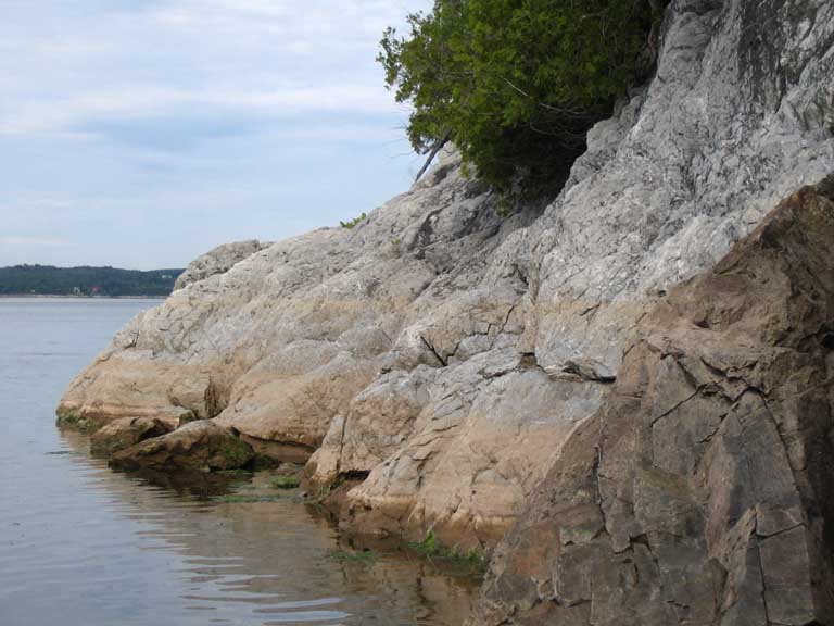 Photographie couleur d’un rivage rocailleux